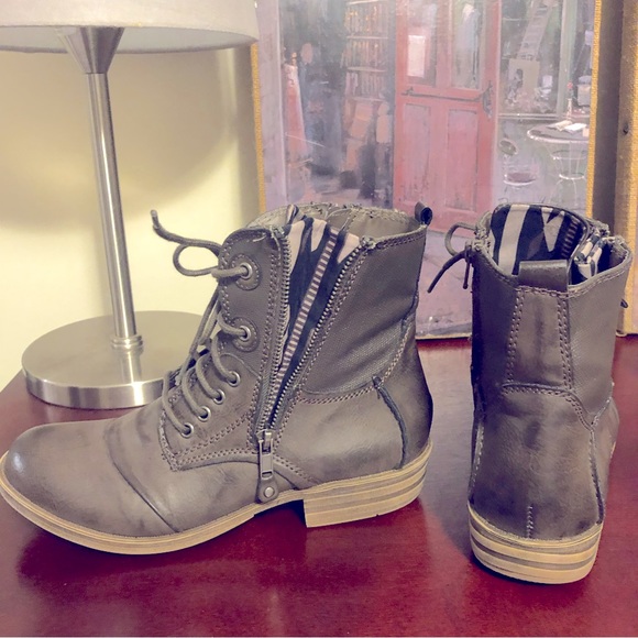 American Rag combat boot size 8. Greyish Purple color. - Picture 9 of 9